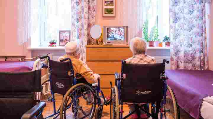 Пребывание пожилого человека в доме престарелых, почему оно того стоит?